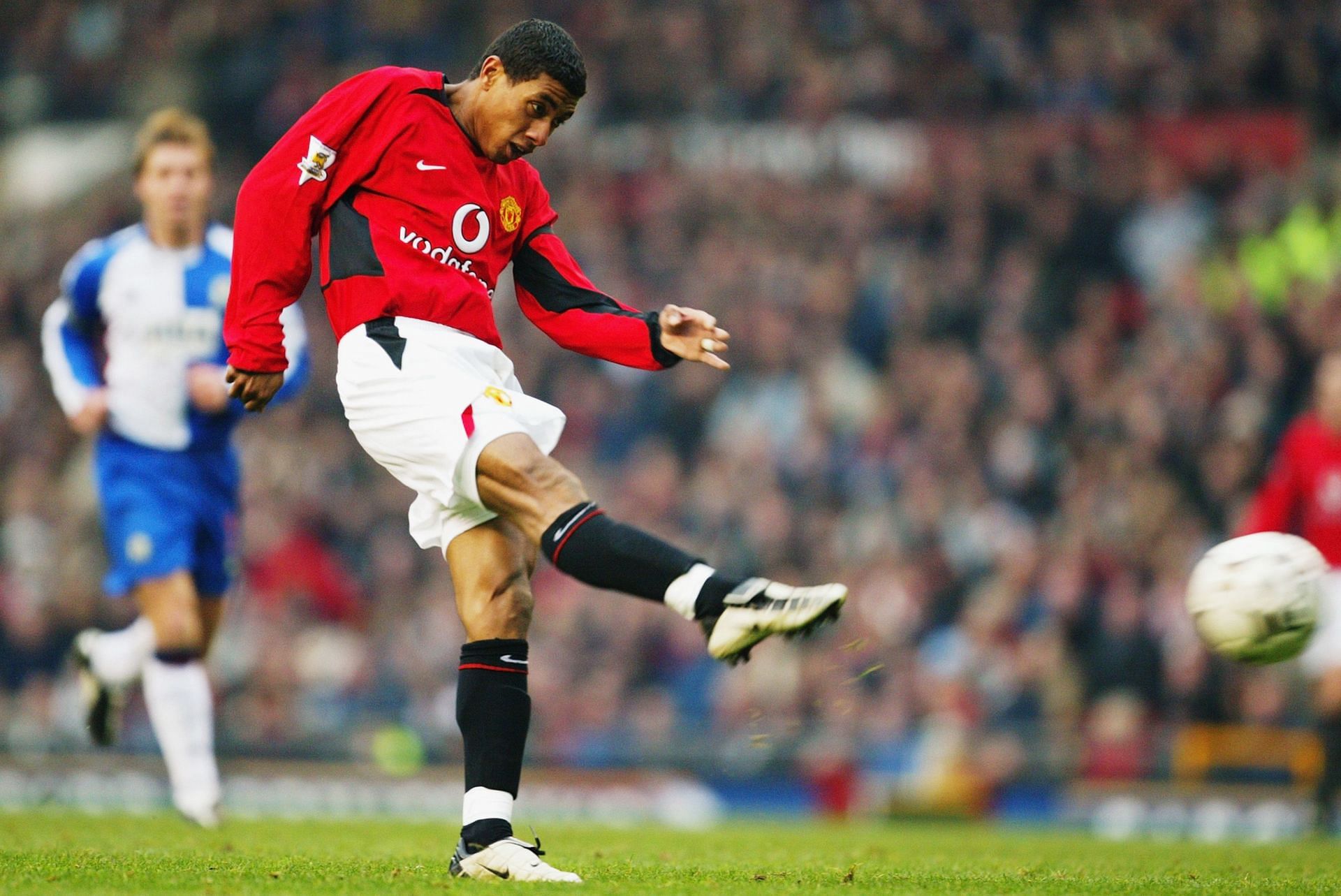 Kleberson of Manchester United strikes the ball